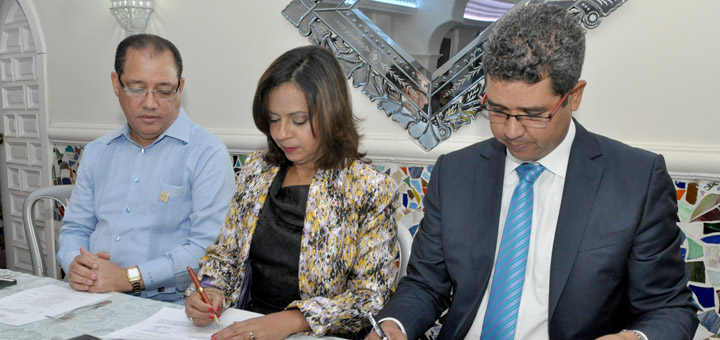 Imponiendo sus firmas, la Dra. Anina Del Castillo e Ing. Héctor Bretón.
