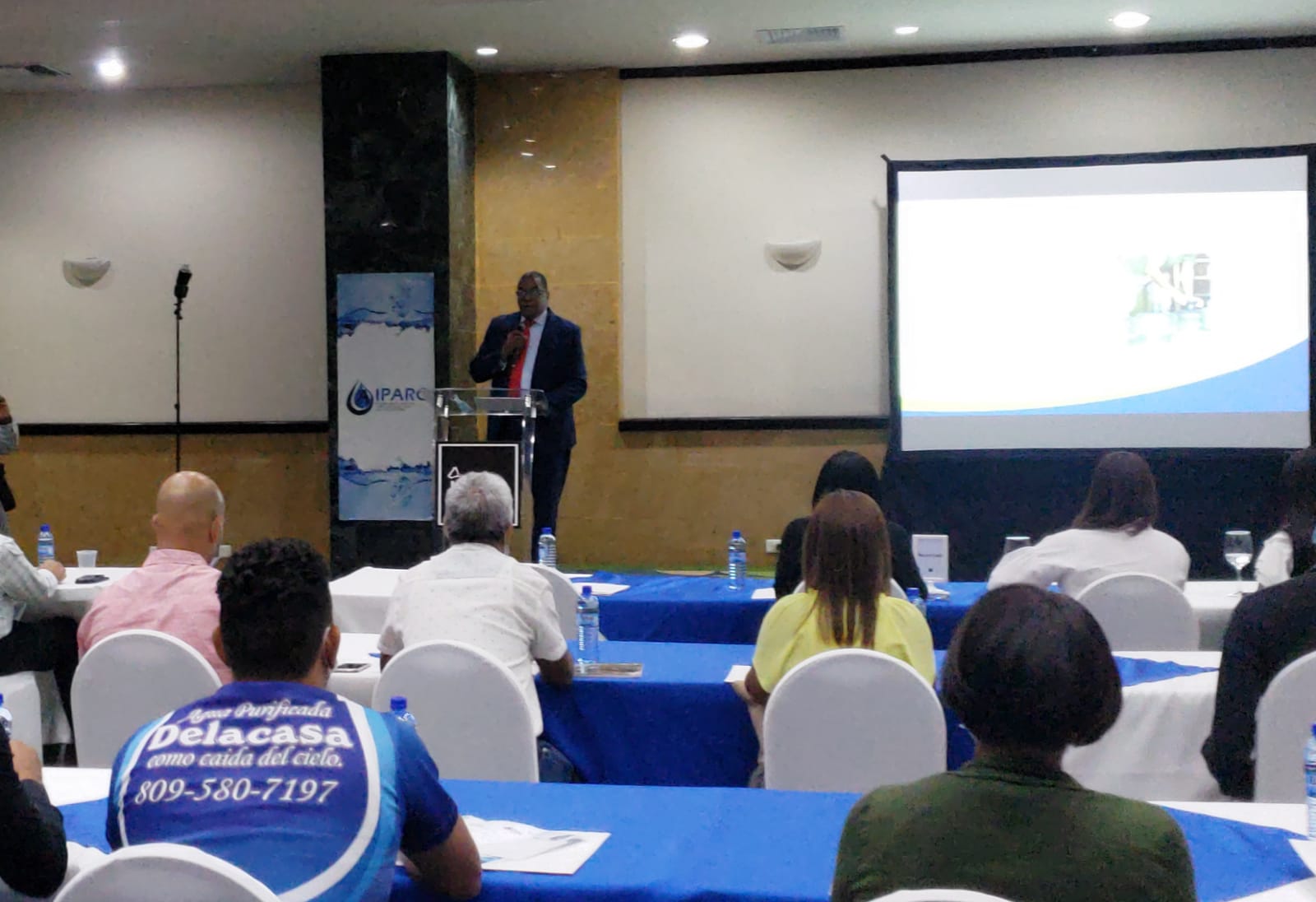 El encargado del Departamento de Buenas Prácticas de Pro Consumidor, Carlos Pérez, mientras expone en el taller “Buenas Prácticas Comerciales en el Sector Purificador de Agua”.