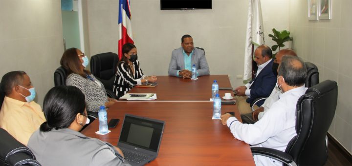 El director ejecutivo de Pro Consumidor, Eddy Alcántara, en la reunión que sostuvo con la Asociación Dominicana de Ferreteros.