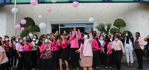 Las subdirectoras Administrativa y Técnica, María Teresa Paulino y Miguelina Matías, respectivamente, junto a colaboradores de Pro Consumidor en una actividad con motivo a la lucha contra el cáncer de mama en este mes de octubre.