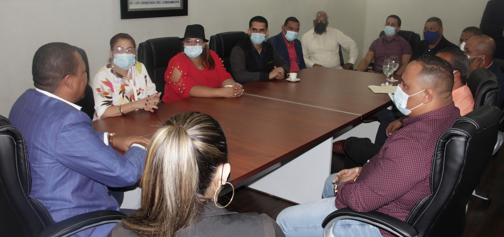 El director ejecutivo de Pro Consumidor, Eddy Alcántara, en la reunión que sostuvo con los comerciantes de medicina de la provincia Espaillat