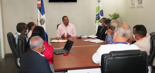 El director ejecutivo de Pro Consumidor, Eddy Alcántara, se reúne con directivos de la Asociación Dominicana de Suplidores de Medicamentos y Afines.