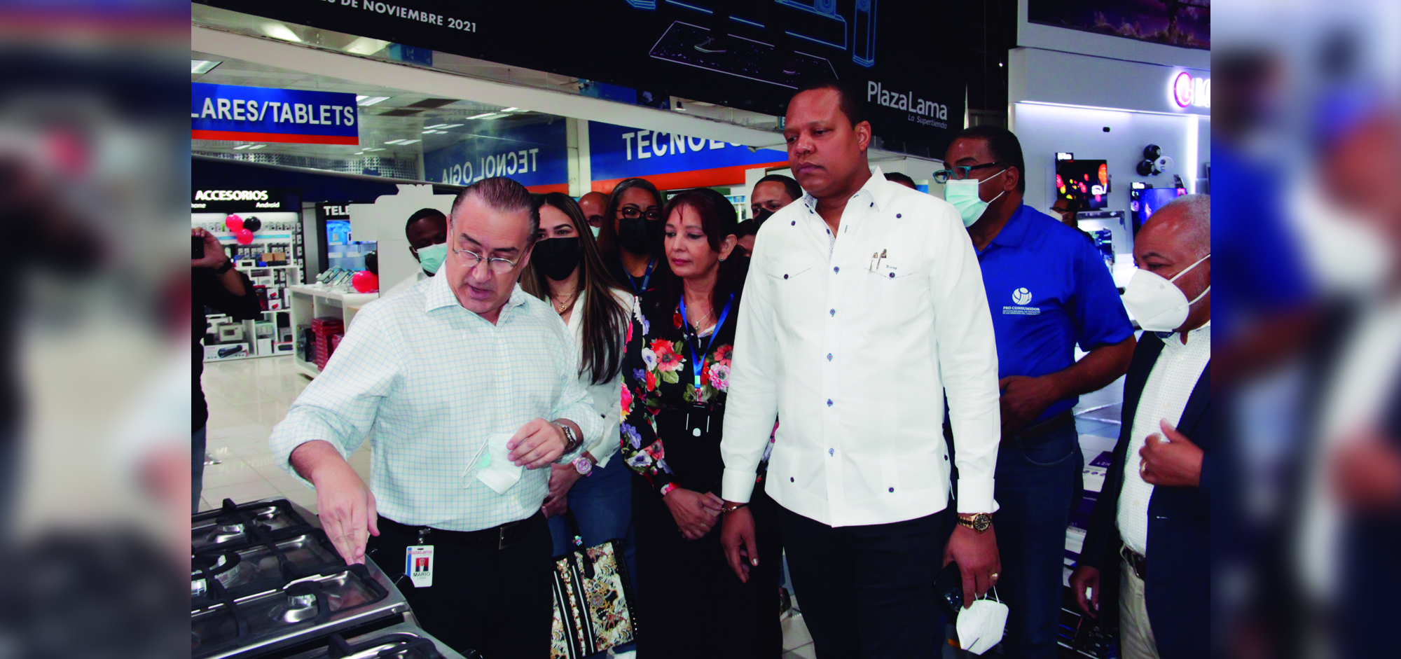 El director ejecutivo de Pro Consumidor, Eddy Alcántara, conversa con el empresario Mario Lama en el recorrido que hizo por diferentes tiendas del Gran Santo Domingo.