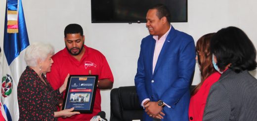 La directora general de Ética e Integridad Gubernamental (DIGEIG), Milagros Ortiz Bosch, hace entrega al titular de Pro Consumidor, doctor Eddy Alcántara de un certificado del concurso “Dominicana sin corrupción”.