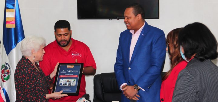 La directora general de Ética e Integridad Gubernamental (DIGEIG), Milagros Ortiz Bosch, hace entrega al titular de Pro Consumidor, doctor Eddy Alcántara de un certificado del concurso “Dominicana sin corrupción”.