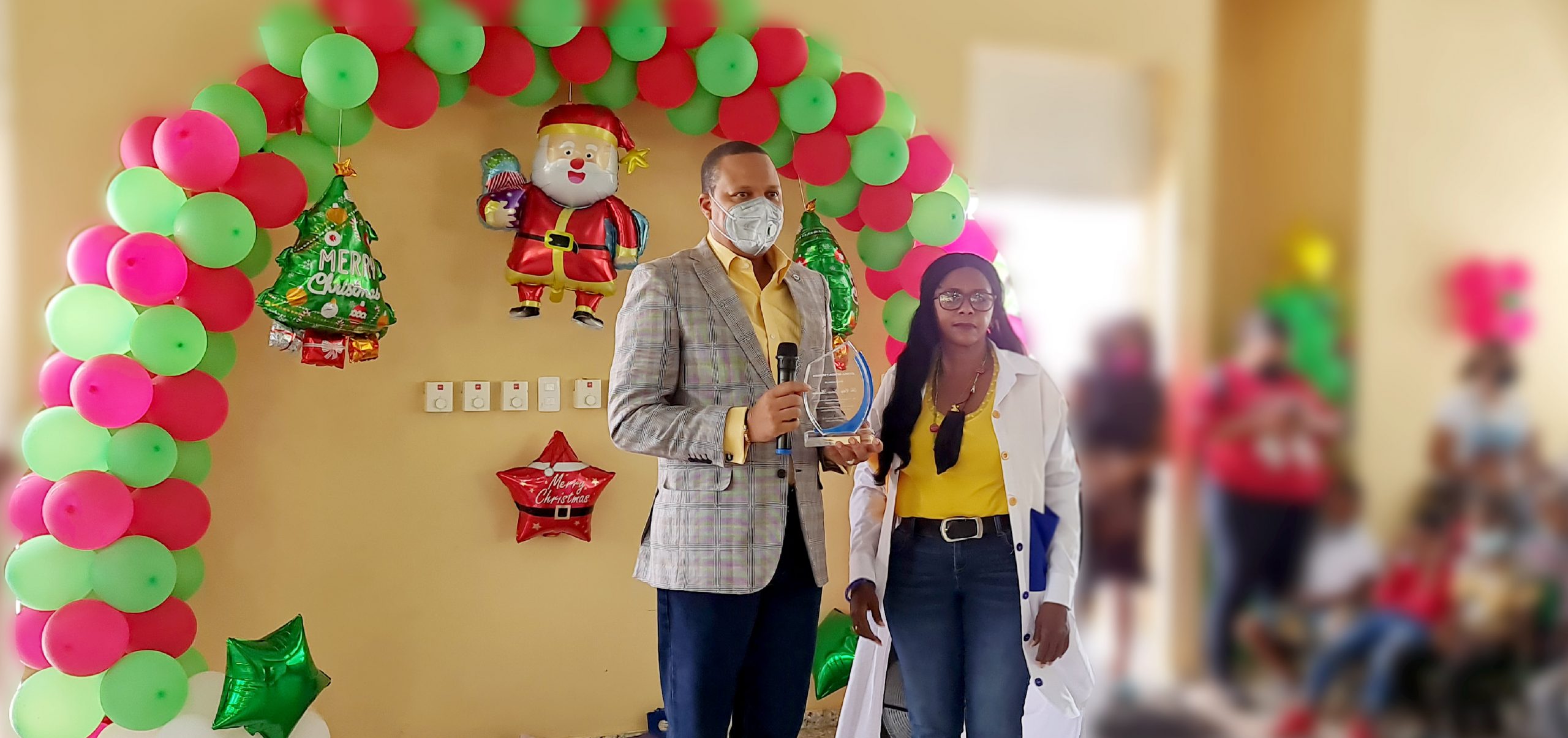 Escuela Básica Antigua y Barbuda de Caballona entrega placa de reconocimiento al director de Pro Consumidor