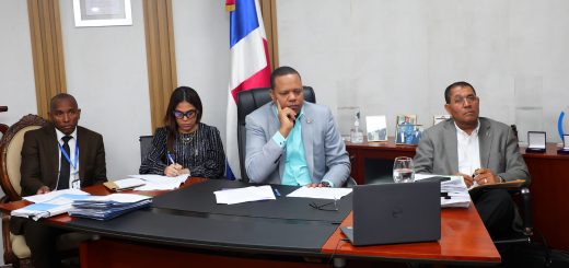 El director ejecutivo de la entidad, Eddy Alcántara, en una reunión vía zoom con funcionarios de la Defensoría del Consumidor de El Salvador y Pro Consumidor.
