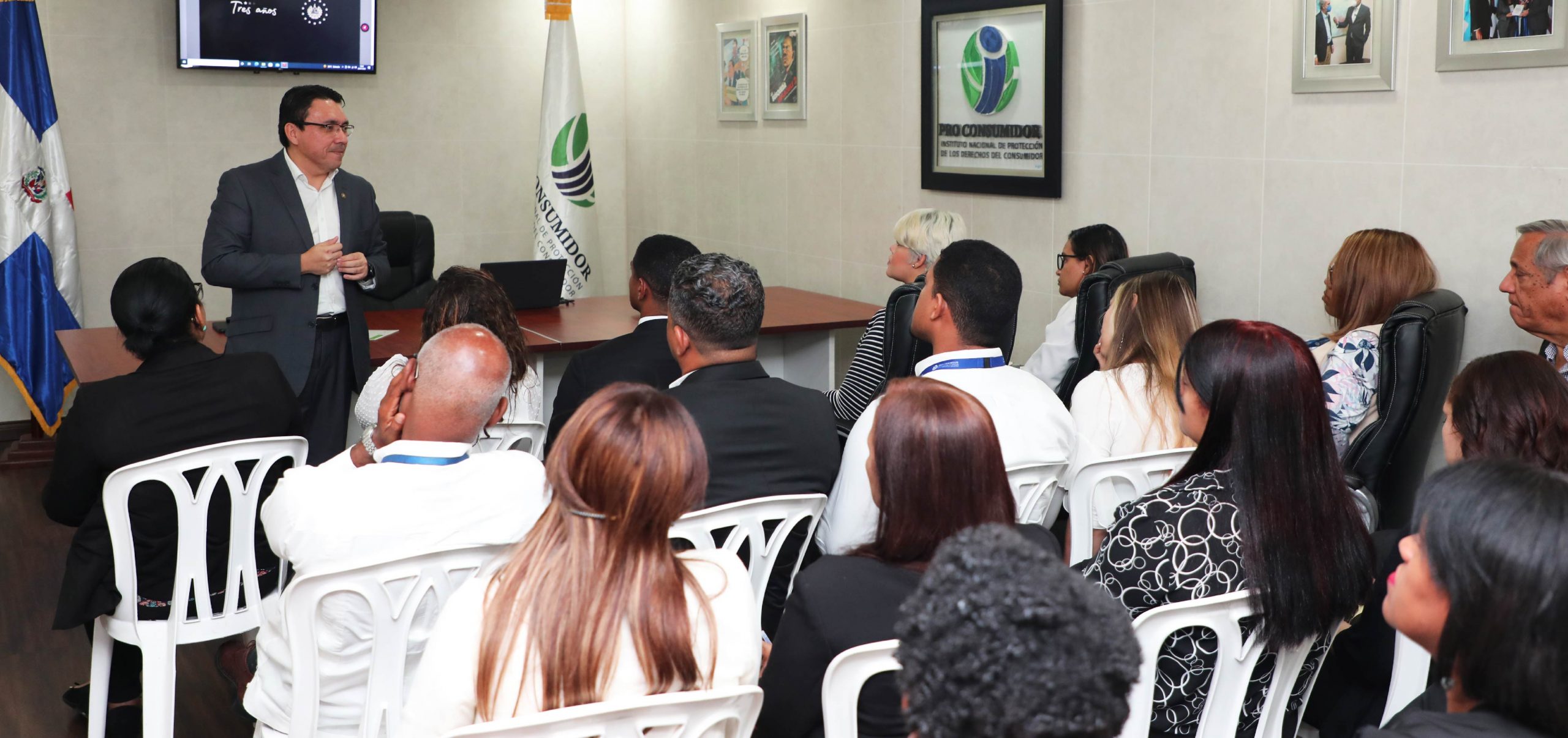Presidente de la Defensoría del Consumidor de El Salvador, Ricardo Arturo Salazar Villalta, sostiene encuentro con directores, encargados y personal de Pro Consumidor.