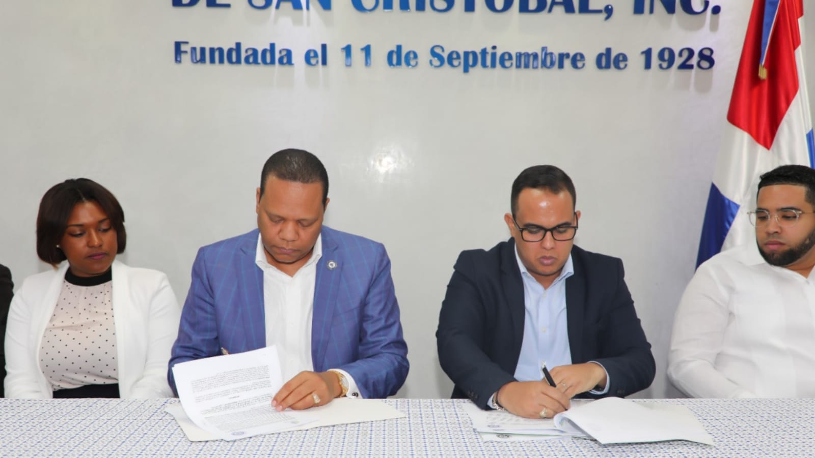 Momento en el que el director ejecutivo de Pro Consumidor, Eddy Alcántara, y el presidente de la Cámara de Comercio de San Cristóbal, Víctor Ramón Montás Pimentel, firman el convenio.