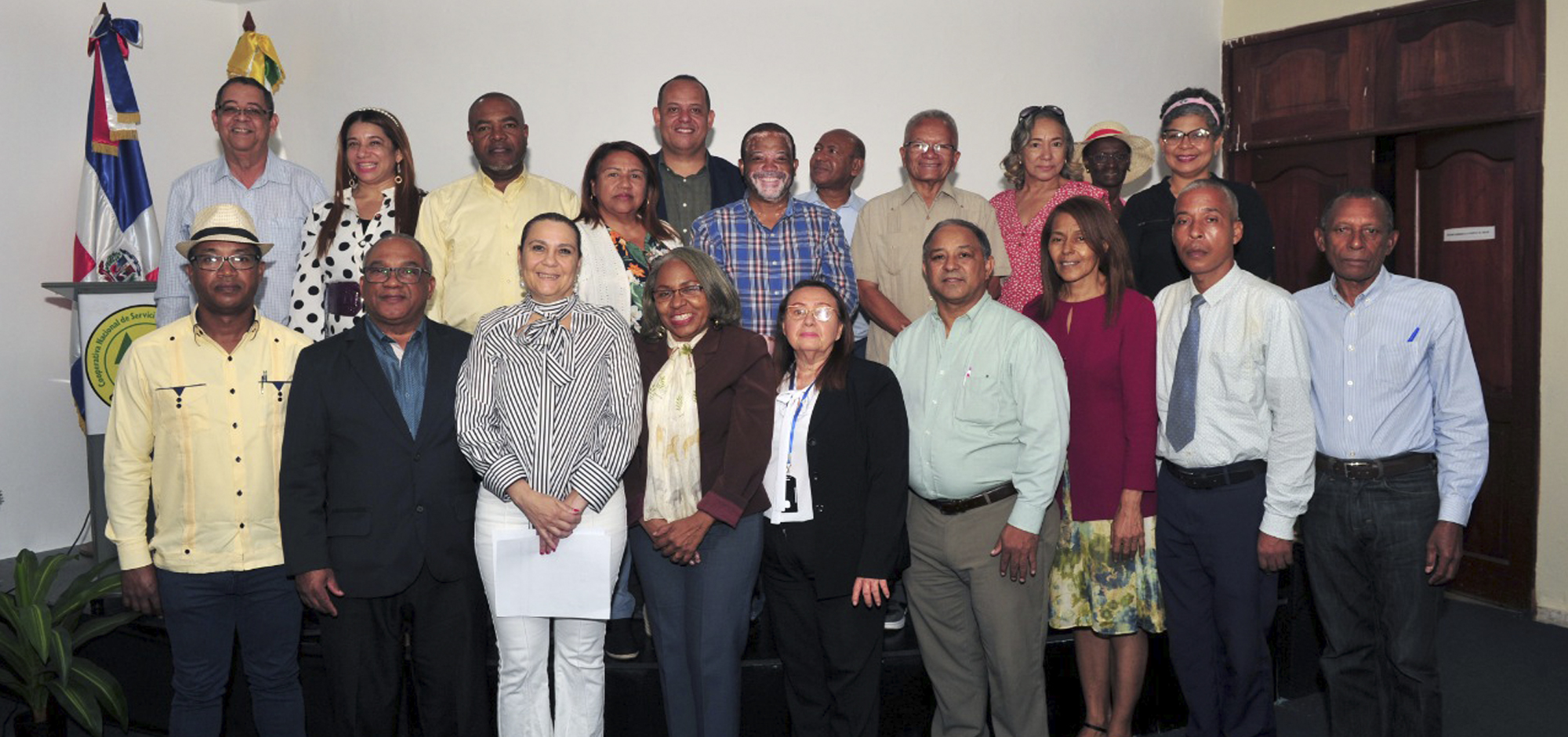 Orientadoras de Pro Consumidor, directivos del Colegio Dominicano de Periodistas (CDP) y de la COOPNAPRENSA al final del taller sobre Finanzas Personales.