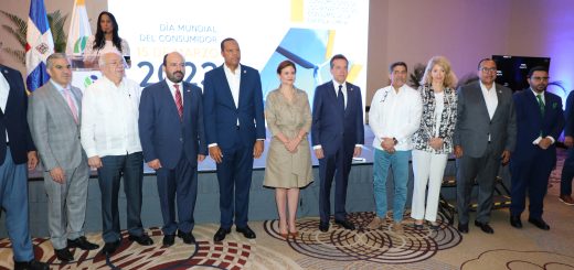 El director de Pro Consumidor, Eddy Alcantara, junto a la vicepresidenta Raquel Peña; el ministro Victor Bisnó, y otros funcionarios.