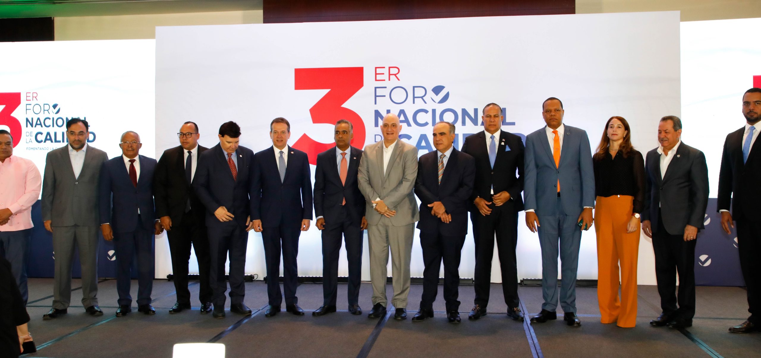 El director ejecutivo de Pro Consumidor, Eddy Alcántara, junto a ministros y funcionarios en el Tercer Foro Nacional de la Calidad.