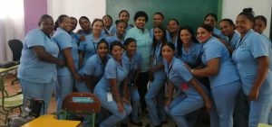 Orientadora del Departamento de Educación de Pro Consumidor, junto a estudiantes en el municipio de Nagua.