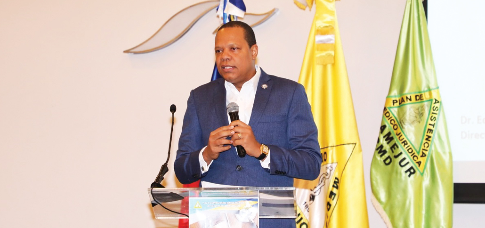 El director ejecutivo de Pro Consumidor, Eddy Alcántara, habla en el III Congreso Dominicano de Derecho Médico, donde solicitó a la directiva del CMD sentarse en la mesa del diálogo para buscar una solución a sus reclamos.