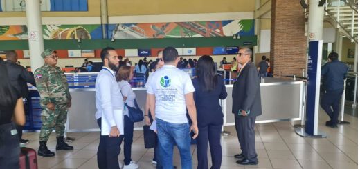 Inspectores de Pro Consumidor en los operativos realizados este martes, en el Aeropuerto Internacional José Francisco Peña Gómez y el Aeropuerto Internacional del Cibao.