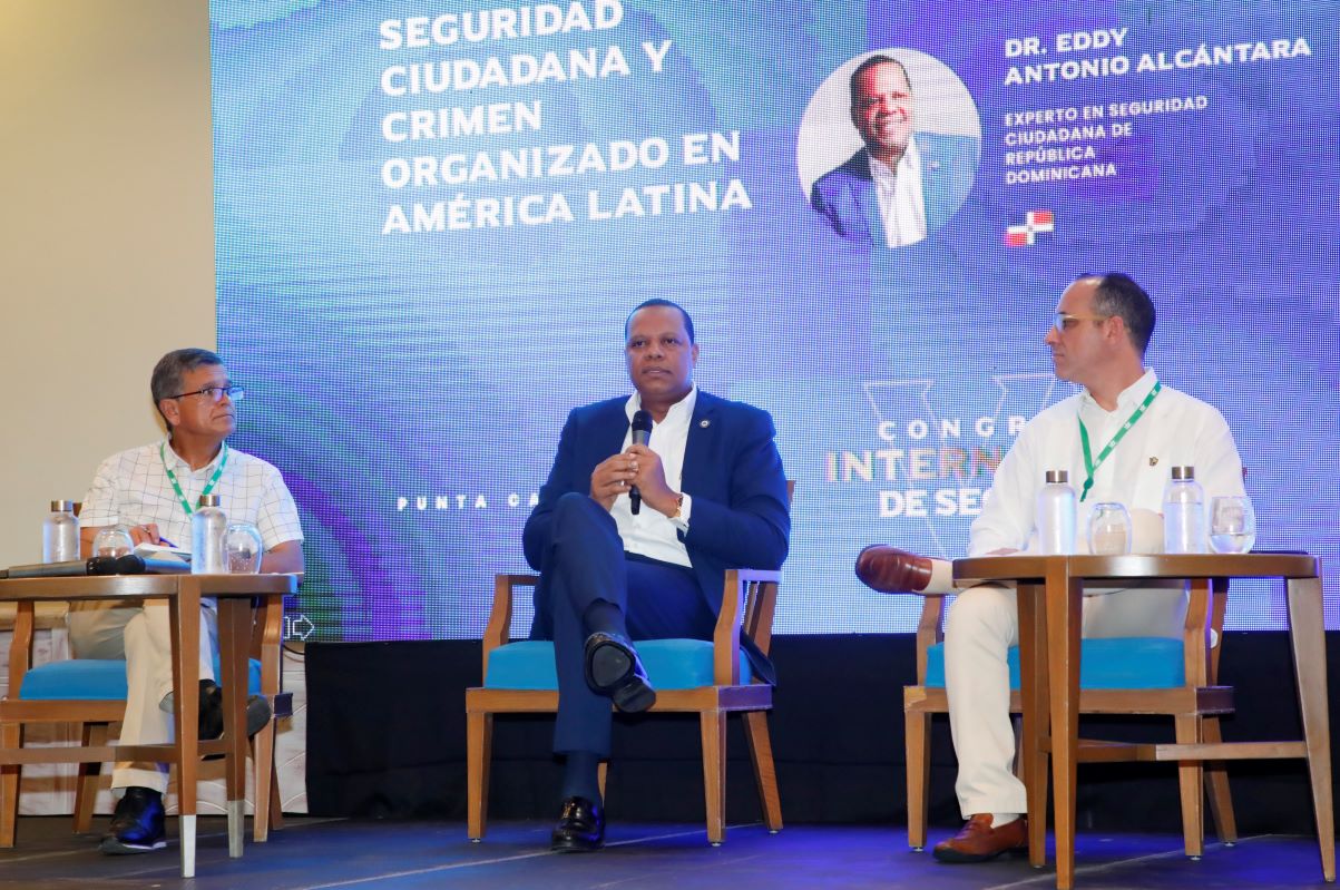El doctor Eddy Alcántara (centro) durante su ponencia en el VI Congreso Internacional de Seguridad 2023, realizado en Punta Cana.