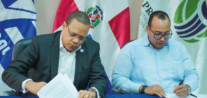 El director ejecutivo de Pro Consumidor, doctor Eddy Alcántara Castillo, y el director general del INDOCAL, Lorenzo Ramírez, momento en el que firman el acuerdo