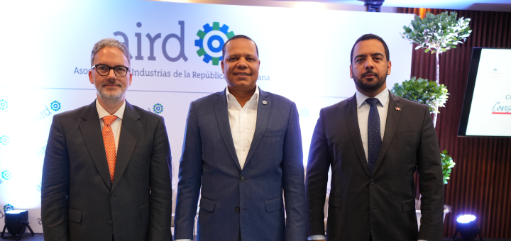 El director ejecutivo de Pro Consumidor, Eddy Alcántara (centro), junto a Fantino Polanco, viceministro de Desarrollo Industrial del MICM, y Mario Pujols, vicepresidente ejecutivo de la AIRD.