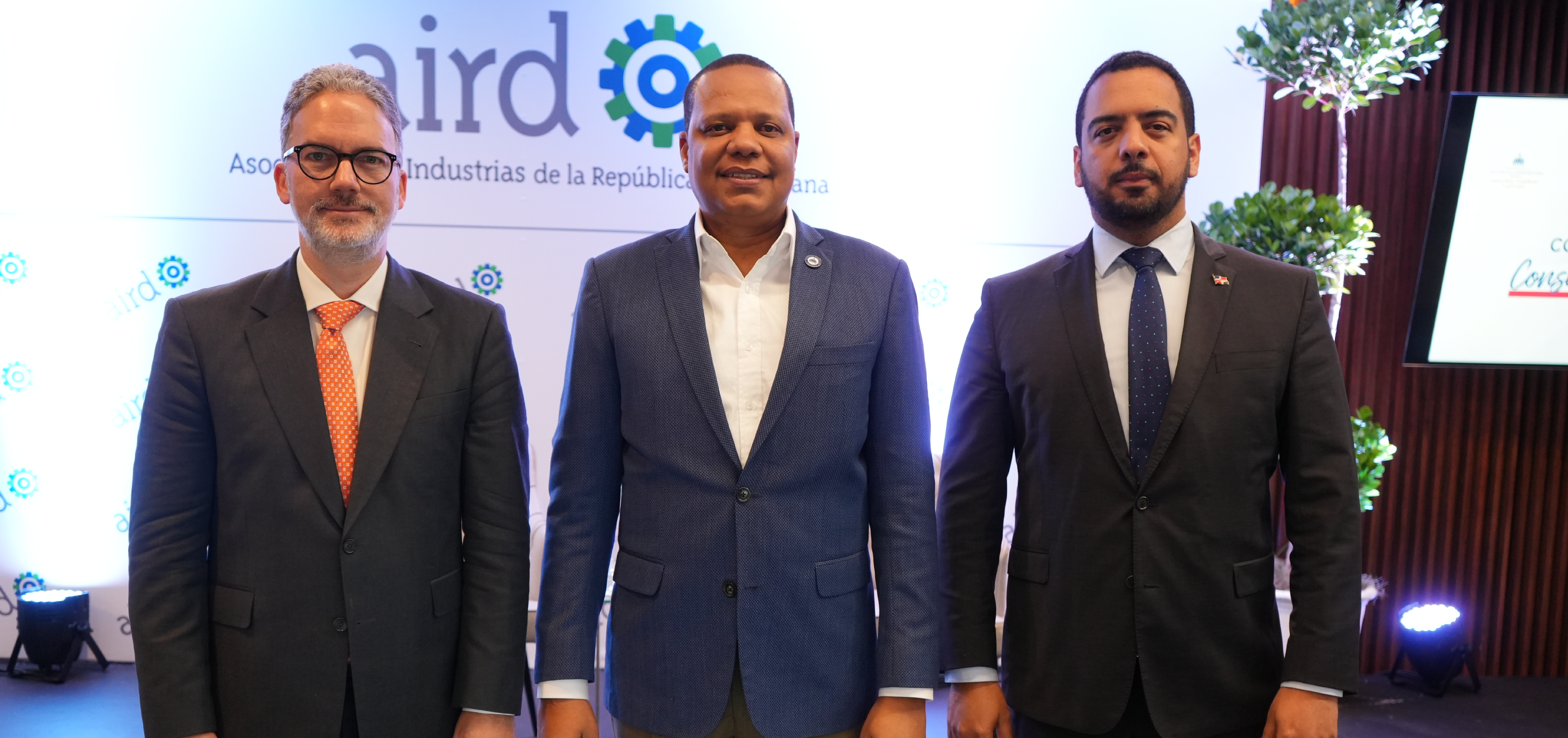 El director ejecutivo de Pro Consumidor, Eddy Alcántara (centro), junto a Fantino Polanco, viceministro de Desarrollo Industrial del MICM, y Mario Pujols, vicepresidente ejecutivo de la AIRD.