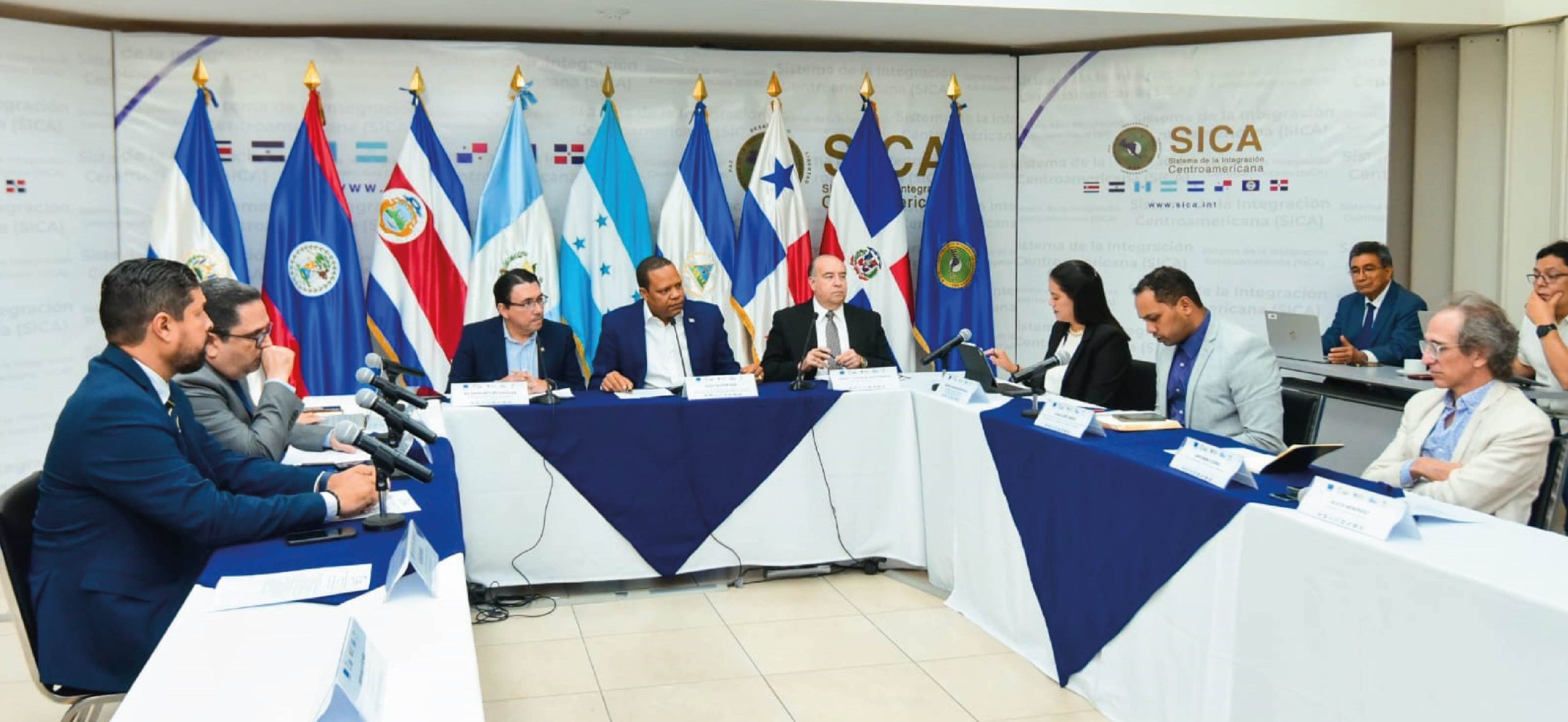El director ejecutivo de Pro Consumidor y presidente de CONCADECO, Eddy Alcántara, en una reunión con sus homólogos de Centroamérica que integran ese órgano regional