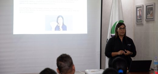 La doctora Awilda Leticia Santana Burgos imparte charla sobre hipertensión arterial a empelados de Pro Consumidor .
