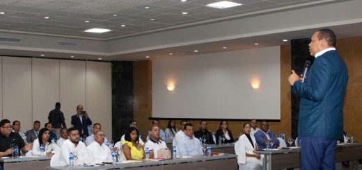 El director ejecutivo de Pro Consumidor, Eddy Alcántara, durante un encuentro en Santiago con miembros de la Asociación de Industrias Purificadoras de Agua de la región del Cibao (Aiparc).