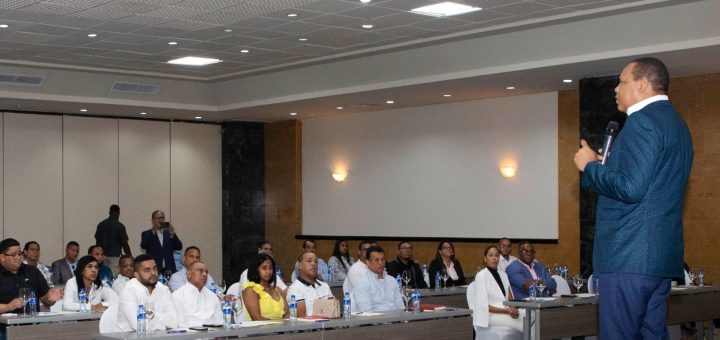 El director ejecutivo de Pro Consumidor, Eddy Alcántara, durante un encuentro en Santiago con miembros de la Asociación de Industrias Purificadoras de Agua de la región del Cibao (Aiparc).