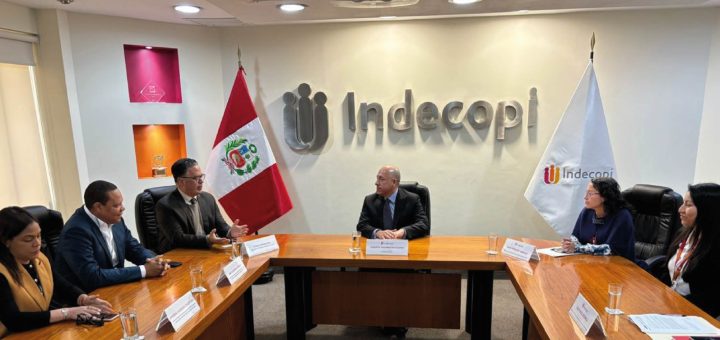 Director de Pro Consumidor, Eddy Alcántara, se reúne con su homólogo de Perú, Alberto Villanueva Eslava.