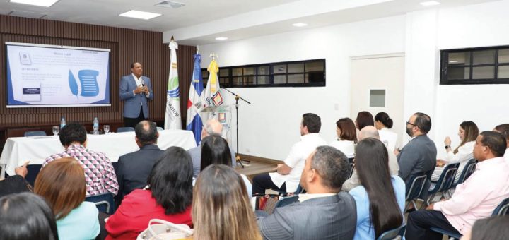 Eddy Alcántara, director ejecutivo de Pro Consumidor , dicta conferencia a estudiantes de UNICARIBE