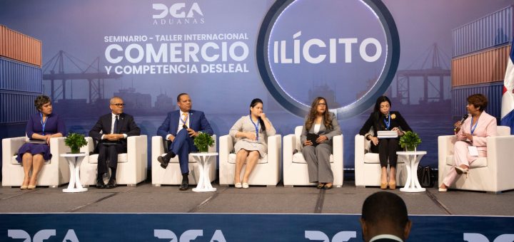 El director ejecutivo de Pro Consumidor, Eddy Alcántara, diserta en panel sobre comercio ilícito