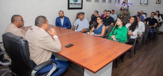 El director ejecutivo de Pro Consumidor, Eddy Alcántara, en una reunión reciente con representantes de empresas embotelladoras de agua.