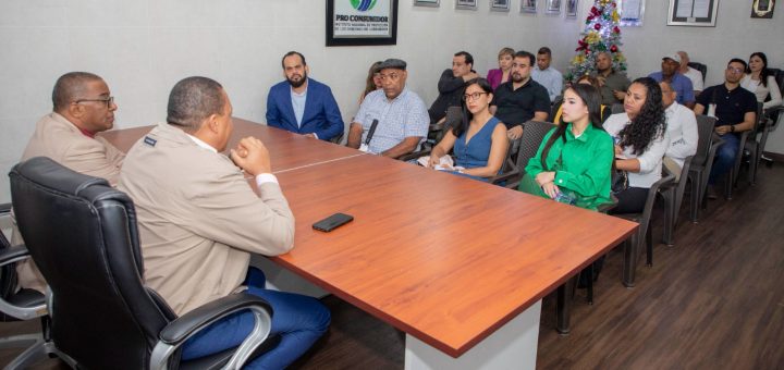 El director ejecutivo de Pro Consumidor, Eddy Alcántara, en una reunión reciente con representantes de empresas embotelladoras de agua.