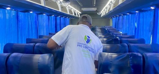 Un inspector de Pro Consumidor verifica que los autobuses estén en buenas condiciones