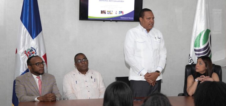 El director ejecutivo de Pro Consumidor, Eddy Alcántara, habla al recibir estudiantes del Politécnico Inmaculada Concepción, del municipio de Consuelo.