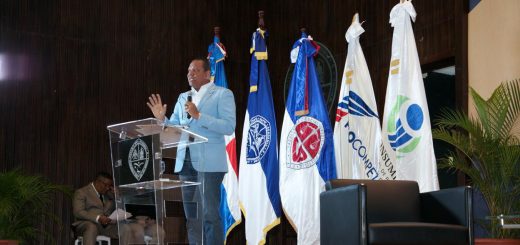 El director ejecutivo de Pro Consumidor, Eddy Alcántara, habla en una conferencia sobre los derechos de los consumidores en la UASD, recinto San Juan