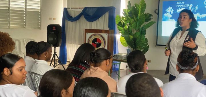 Orientadora imparten taller de finanzas personales a estudiantes del Centro Educativo Duarte