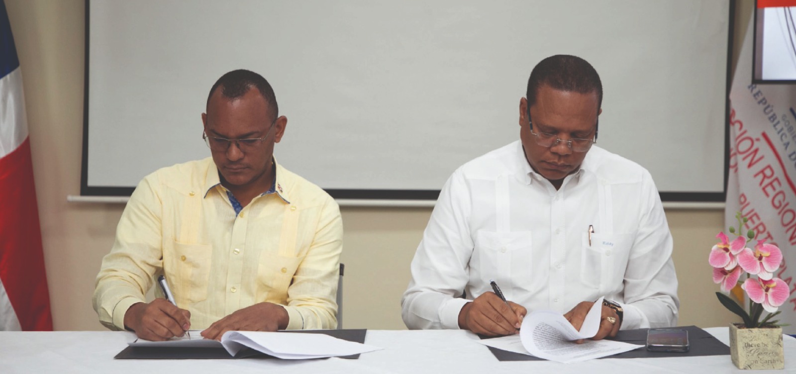El director ejecutivo de Pro Consumidor, Eddy Alcántara, y el director de la Regional 11 del Ministerio de Educación (Minerd) en Puerto Plata.