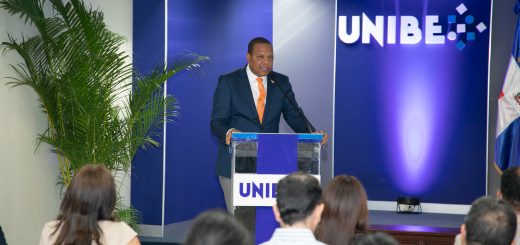 Director de Pro Consumidor, Eddy Alcántara, dicta conferencia en UNIBE