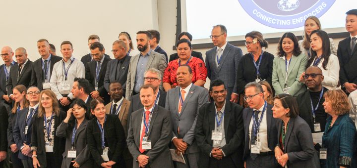 WASHINGTON, EE.UU.- El director ejecutivo de Pro Consumidor y presidente del ICPEN, Eddy Alcántara (centro), junto a homólogos de países de los cinco continentes reunidos en esta capital.