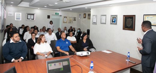 El psicólogo Roberto Díaz ofrece una charla sobre inteligencia emocional a colaboradores de Pro Consumidor.