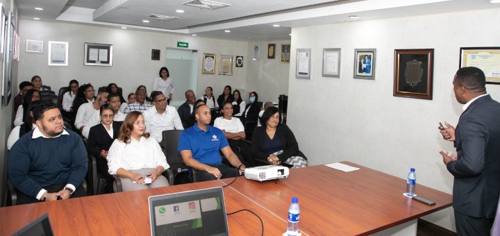 El psicólogo Roberto Díaz ofrece una charla sobre inteligencia emocional a colaboradores de Pro Consumidor.