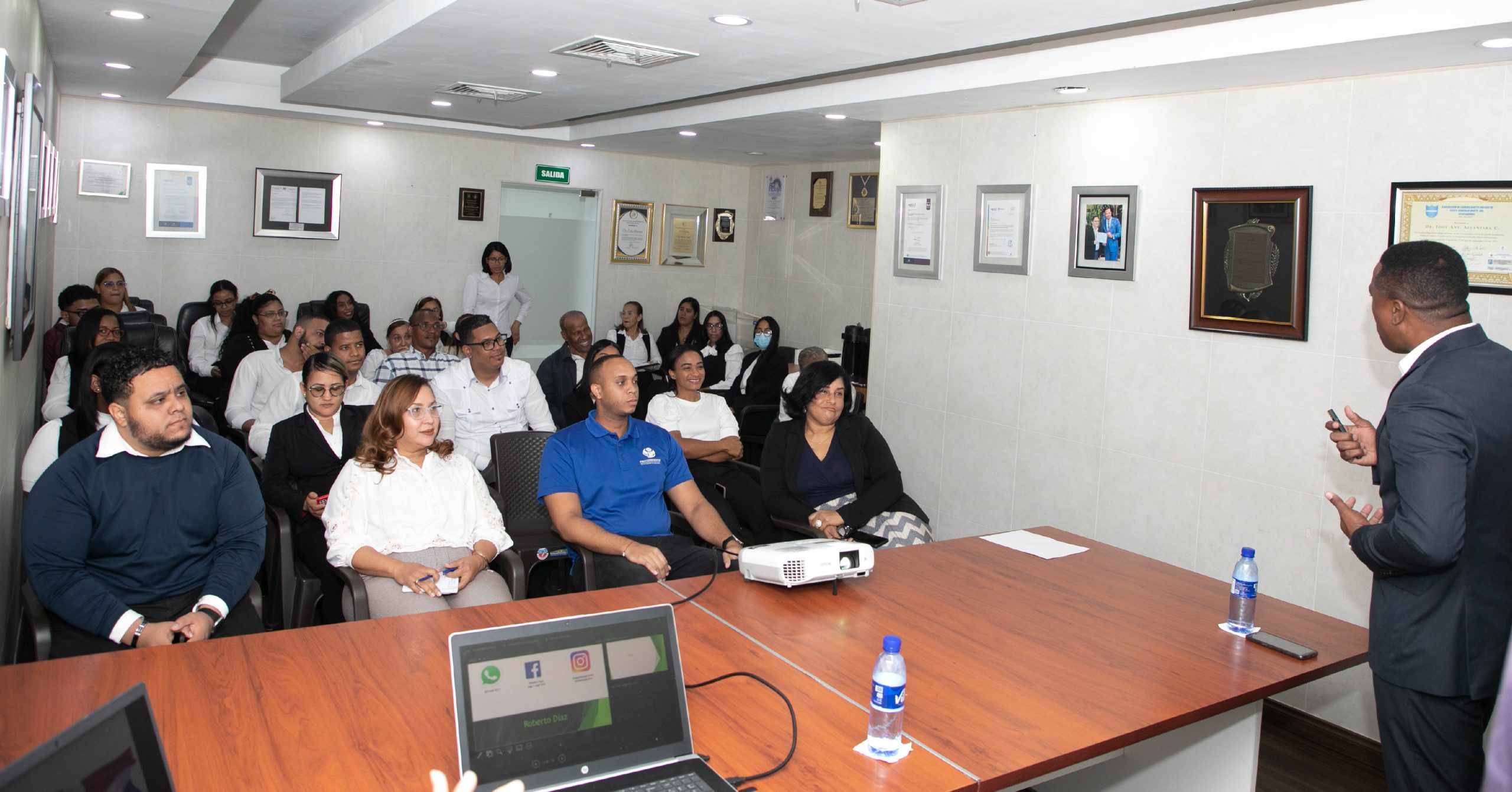 El psicólogo Roberto Díaz ofrece una charla sobre inteligencia emocional a colaboradores de Pro Consumidor.