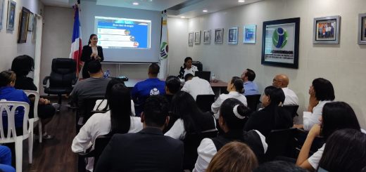 Colaboradores de Pro Consumidor reciben una charla sobre prevención de drogas