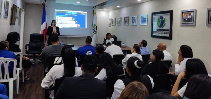 Colaboradores de Pro Consumidor reciben una charla sobre prevención de drogas