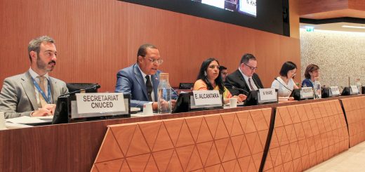 Ginebra, Suiza.- El director ejecutivo de Pro Consumidor, Eddy Alcántara, habla en la 9na. Conferencia sobre Competencia y Protección al Consumidor que se celebra en este ciudad, con la asistencia de representantes de más de 150 países.