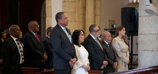 El director de Pro Consumidor, Eddy Alcántara, en la misa celebrada en la Catedral Primada de América, junto a otras personalidades.