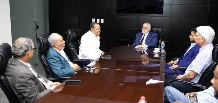 Momento de la reunión del director de Pro Consumidor, Eddy Alcántara, con el presidente de la LIDOM, Vitelio Mejía, y representantes de equipos de béisbol.