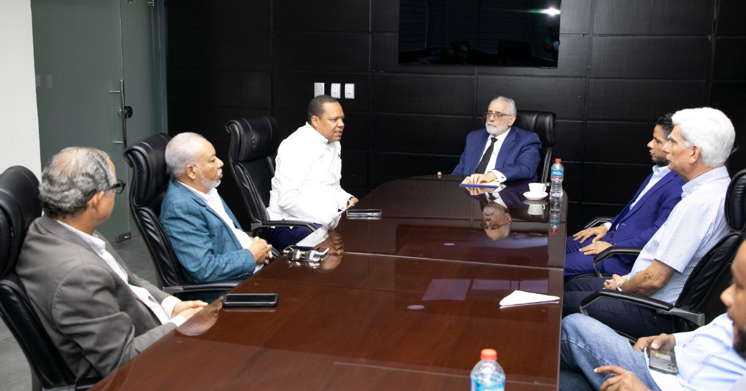 Momento de la reunión del director de Pro Consumidor, Eddy Alcántara, con el presidente de la LIDOM, Vitelio Mejía, y representantes de equipos de béisbol.