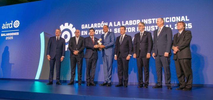Momento en el que el director ejecutivo de Pro Consumidor, Eddy Alcántara, recibe galardón.