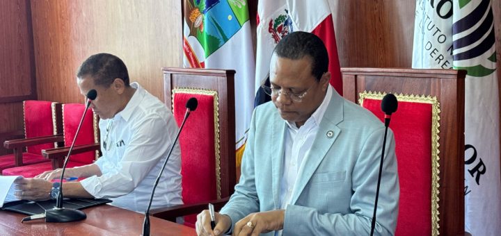 El director de Pro Consumidor, Eddy Alcántara, y el alcalde de este municipio, José Eugenio Montilla, en el momento que firman el convenio.